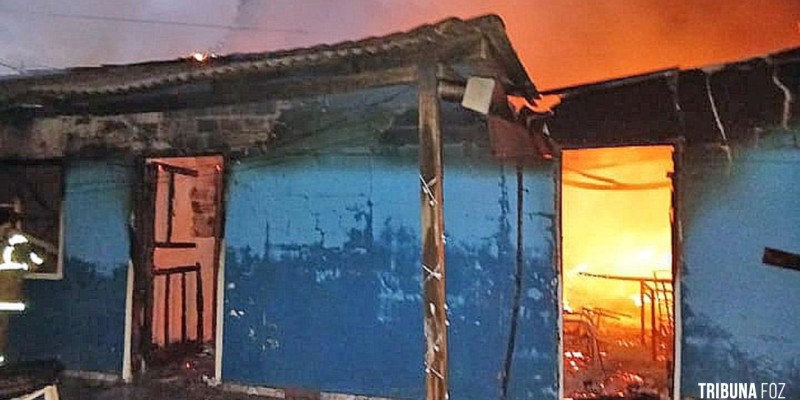 Incêndio destrói completamente uma casa no Bairro de Obrero em Ciudad Del Este